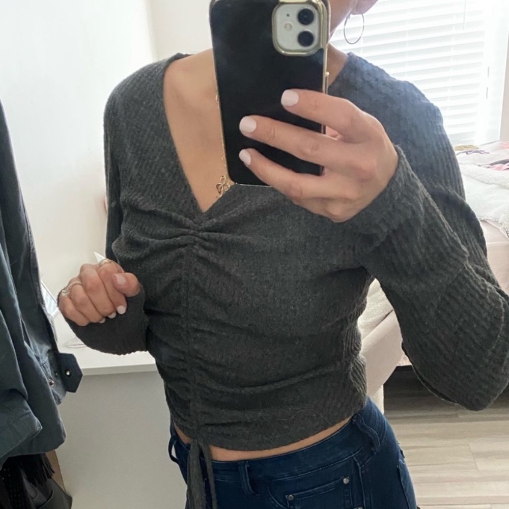 Gray crop top shirt